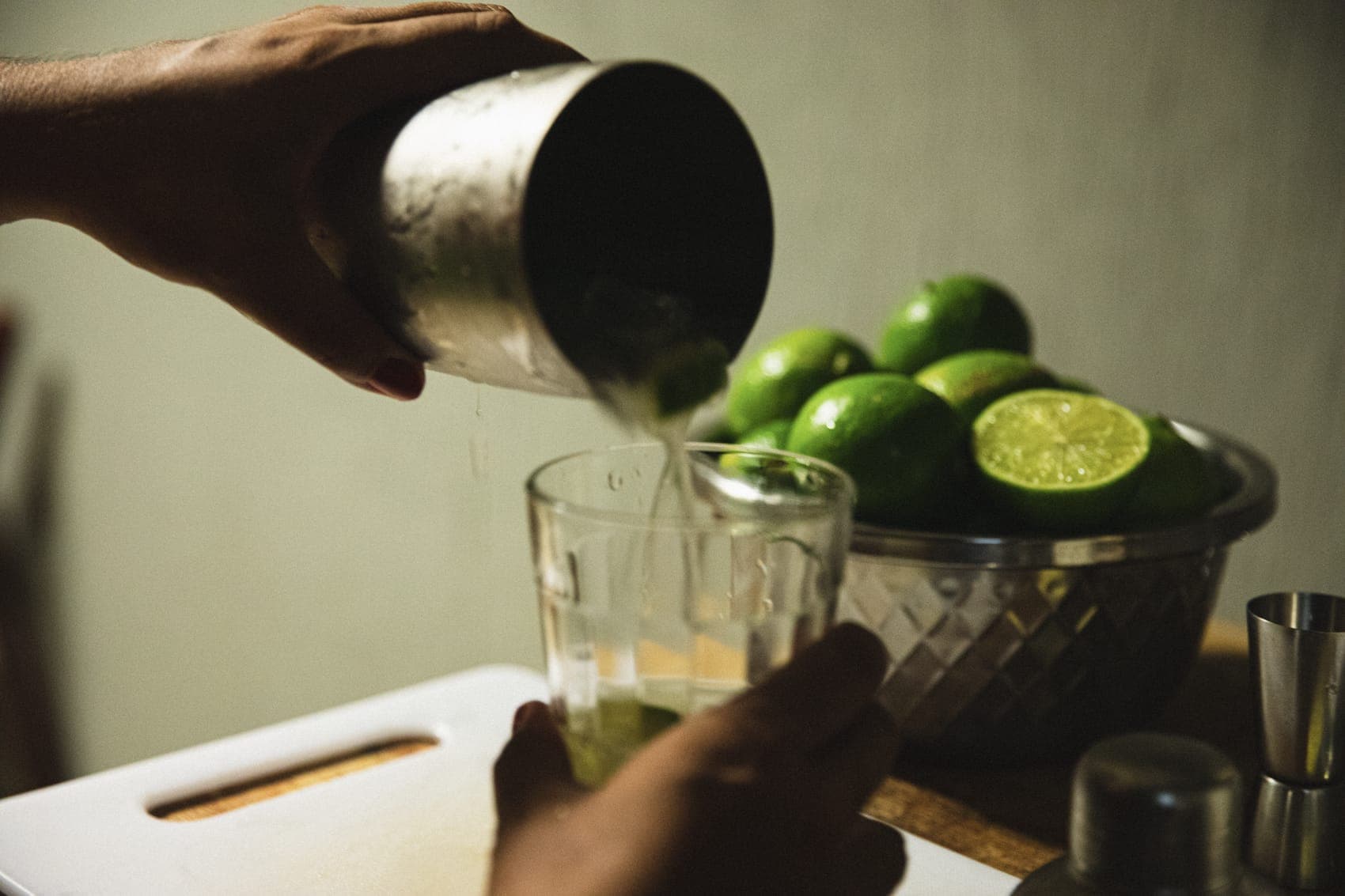 Uma caipirinha fresca sendo preparada