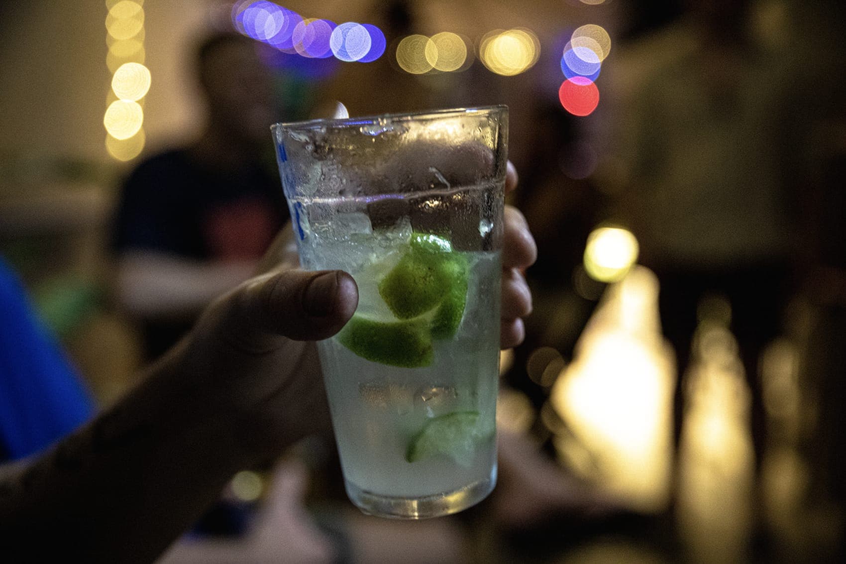 Hóspedes confraternizando com drinks à noite