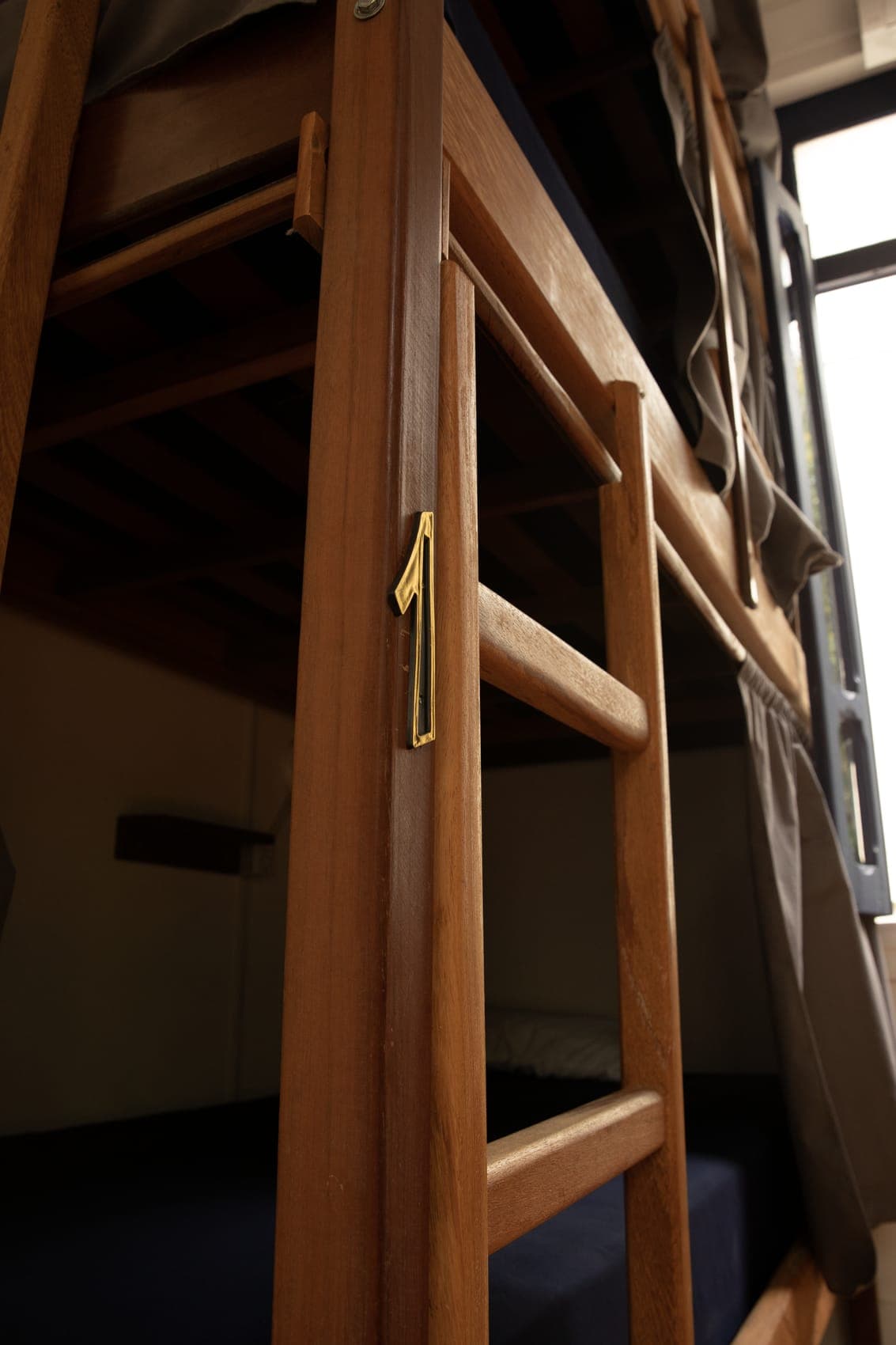 Litera de madera maciza con escalera, cortina y cama numerada
